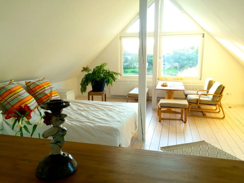 AB FEBR. 2027 Idyllische Dachwohnung mit Ausblick, gr. Garten, nette Hausgemeinschaft